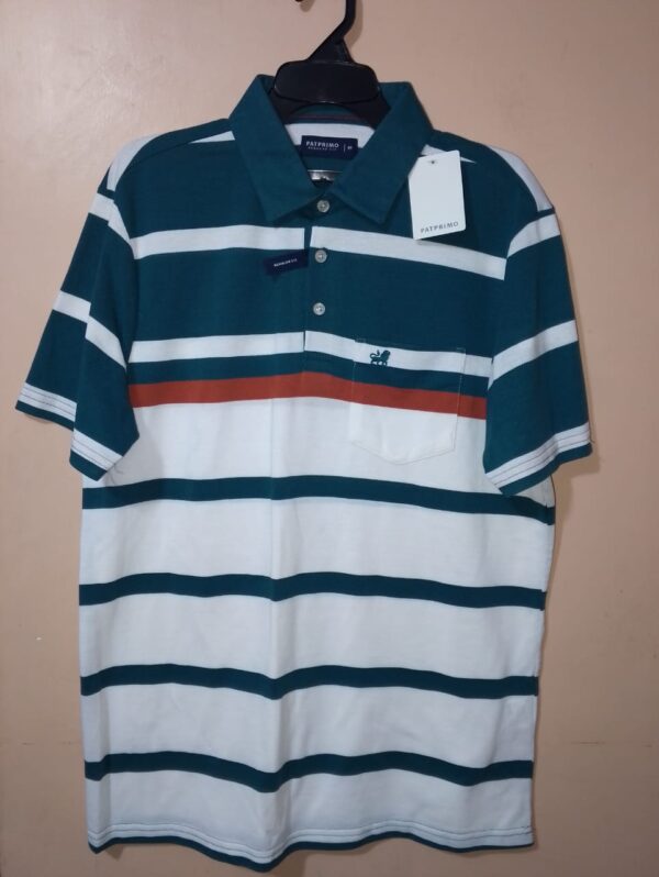Polo para hombre, cuello maquina, manga corta, silueta regular, con bolsillo parche, estructura con bloques de colores en tonos que se combinan