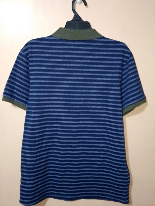 Polo para hombre, cuello tejido, manga corta, silueta slim, diseño de franjas horizontales en tonos que se combinan, bolsillo de parche