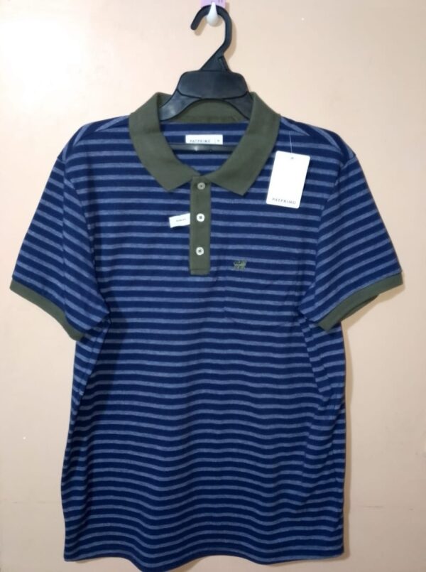 Polo para hombre, cuello tejido, manga corta, silueta slim, diseño de franjas horizontales en tonos que se combinan, bolsillo de parche
