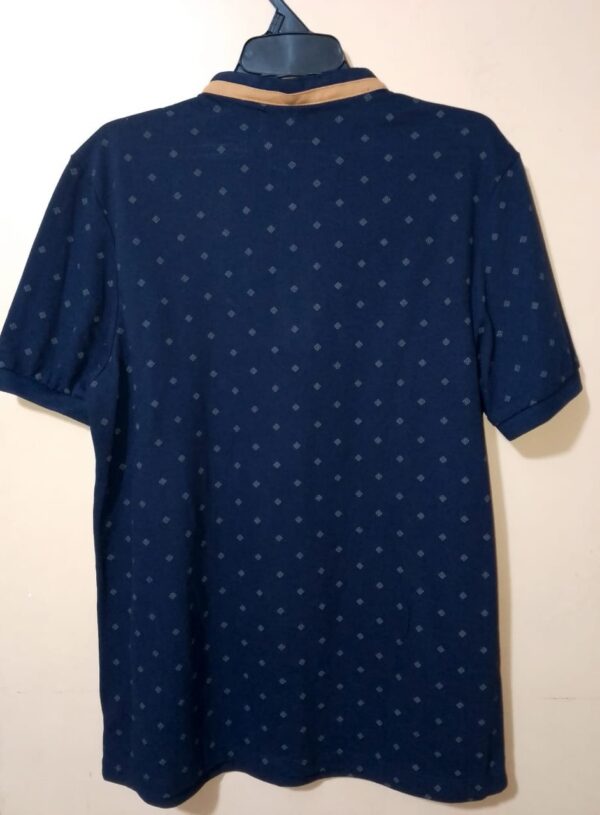 Polo para hombre, cuello mao, manga corta con puño, silueta slim, sin bolsillo, estampada