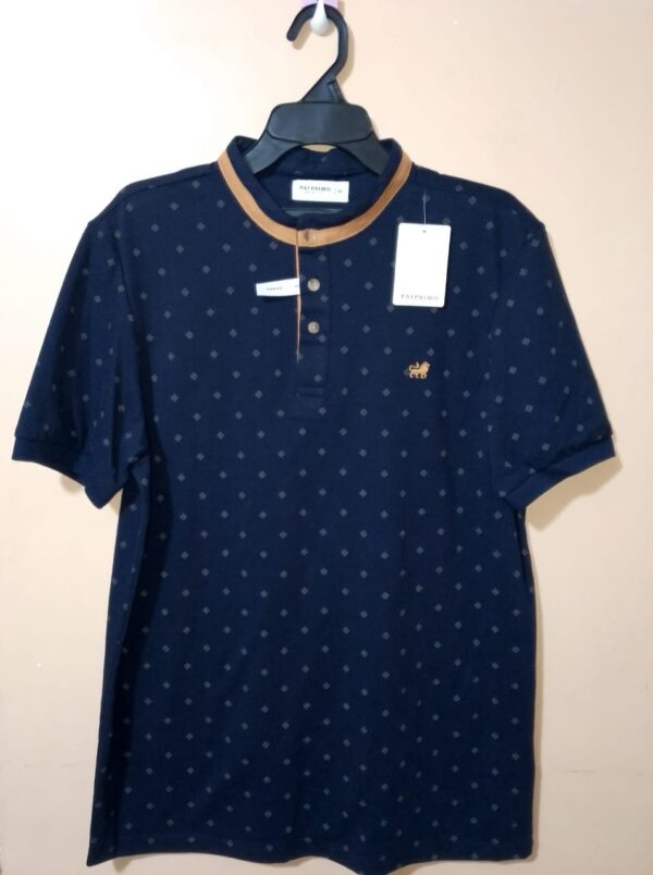 Polo para hombre, cuello mao, manga corta con puño, silueta slim, sin bolsillo, estampada