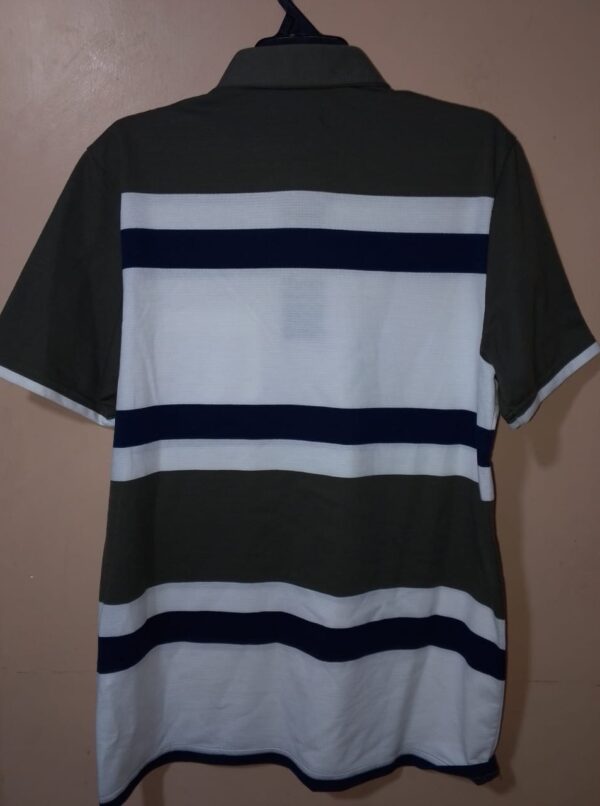 Polo para hombre, cuello maquina, manga corta, silueta regular, con bolsillo parche, estructura con bloques de colores en tonos que se combinan