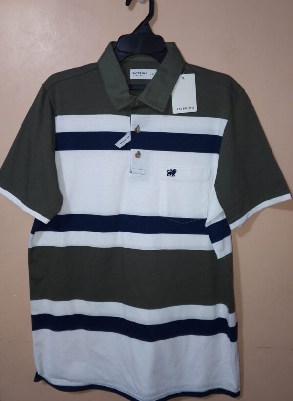 Polo para hombre, cuello maquina, manga corta, silueta regular, con bolsillo parche, estructura con bloques de colores en tonos que se combinan