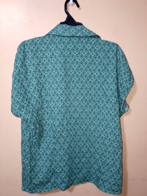 Camisa, manga kimono, textura lisa, estampado