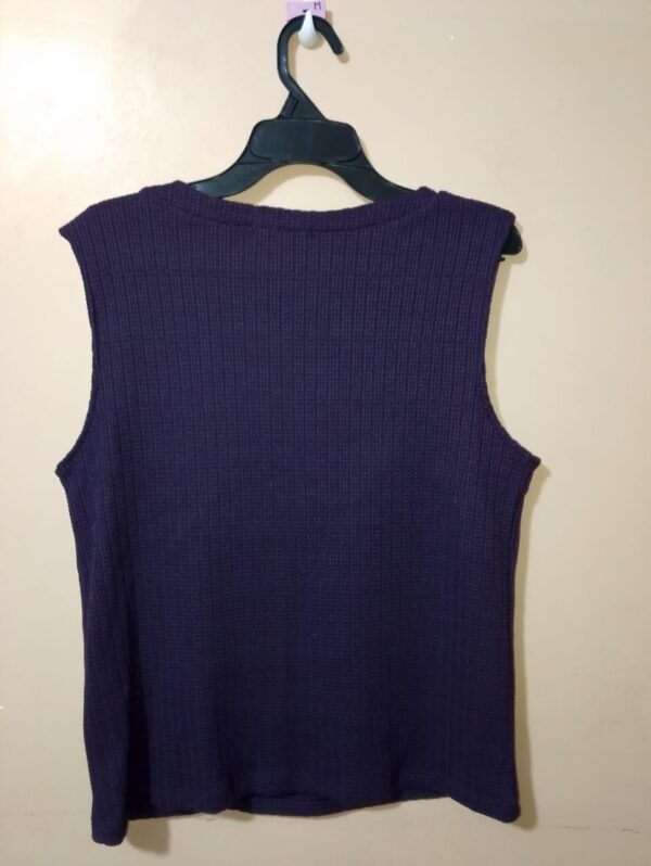 Camiseta para mujer, cuello redondo, manga sisa, silueta amplia, textura bordada