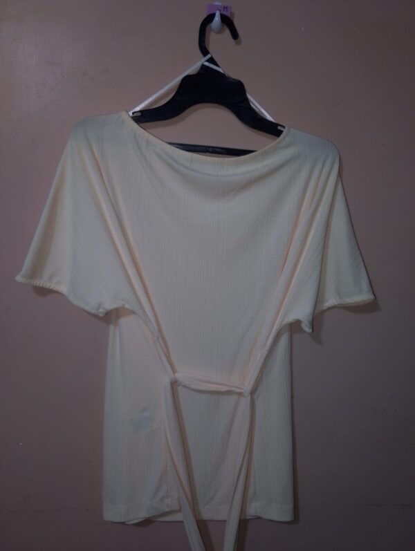 Camiseta para mujer, cuello redondo, manga corta, silueta semi-ajustada, textura acanalada
