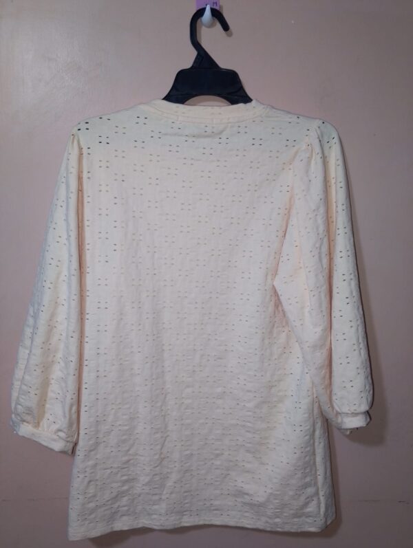 Camiseta para mujer, cuello redondo, manga 3/4, silueta semiajustada, textura perforada