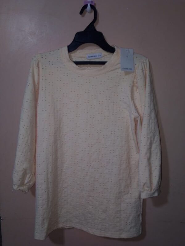 Camiseta para mujer, cuello redondo, manga 3/4, silueta semiajustada, textura perforada