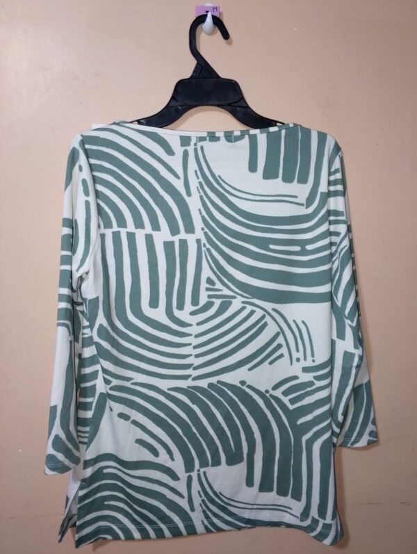 Camiseta para mujer, cuello redondo, manga 3/4, silueta semi-ajustada, textura lisa, estampado botánico