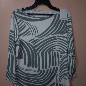 Camiseta para mujer, cuello redondo, manga 3/4, silueta semi-ajustada, textura lisa, estampado botánico