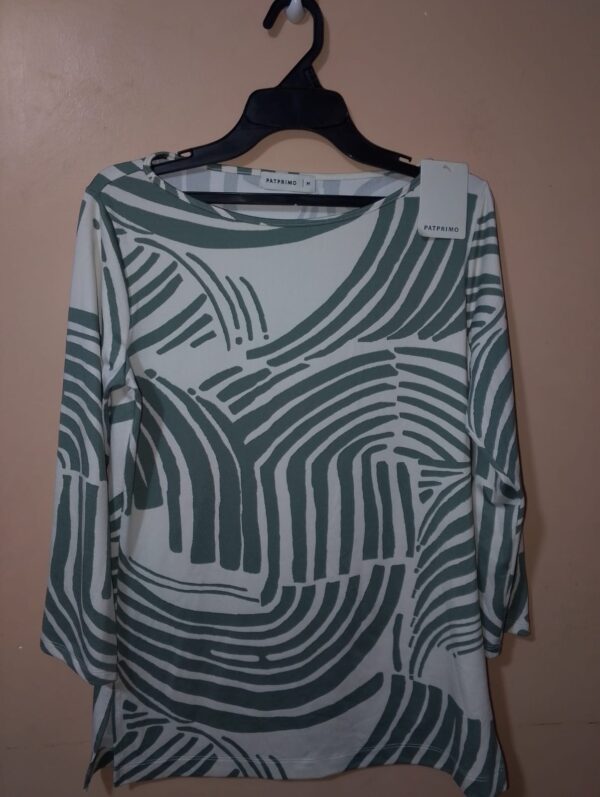 Camiseta para mujer, cuello redondo, manga 3/4, silueta semi-ajustada, textura lisa, estampado botánico