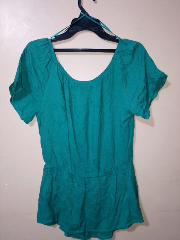 Blusa para mujer, cuello con escote en v, manga corta, textura lisa, silueta semiajustada, diseño unicolor
