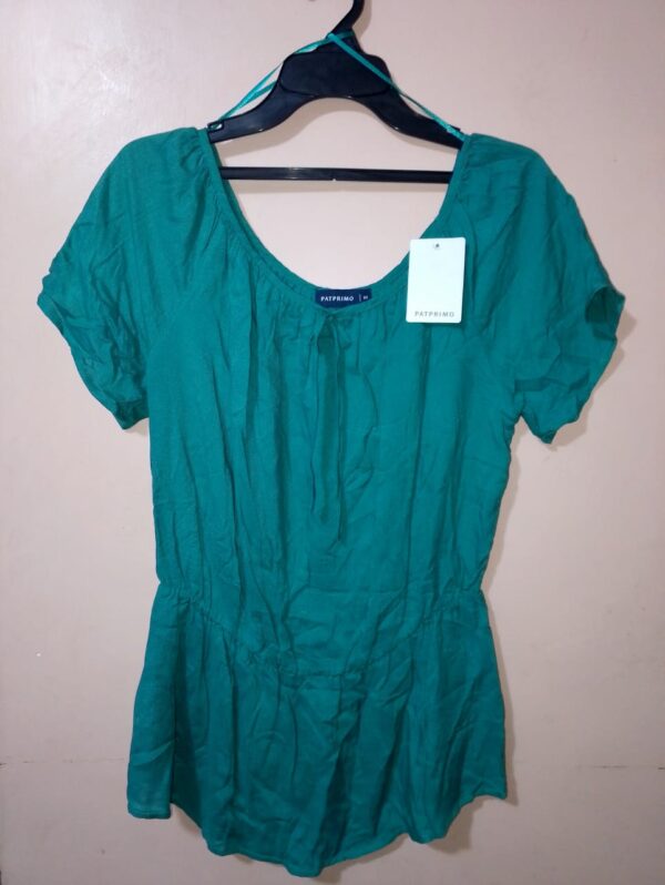 Blusa para mujer, cuello con escote en v, manga corta, textura lisa, silueta semiajustada, diseño unicolor