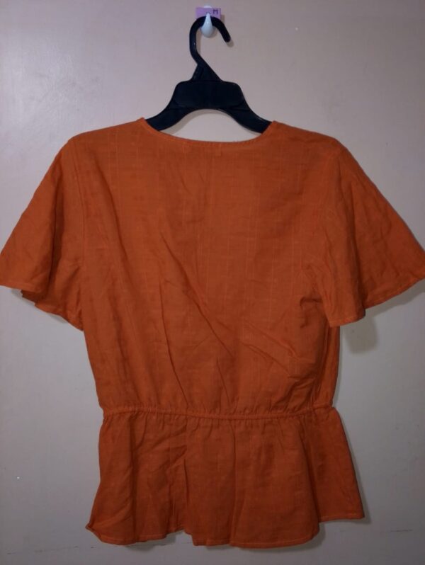 Blusa para mujer, cuello con escote en v, manga corta, textura lisa, silueta semiajustada, diseño unicolor
