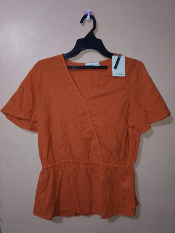 Blusa para mujer, cuello con escote en v, manga corta, textura lisa, silueta semiajustada, diseño unicolor