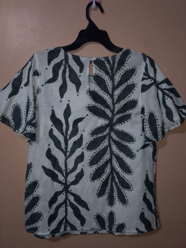 Blusa para mujer, cuello redondo, escote espalda con ojal y botón, manga corta acampanada, textura lisa, silueta amplia, diseño estampado botánico