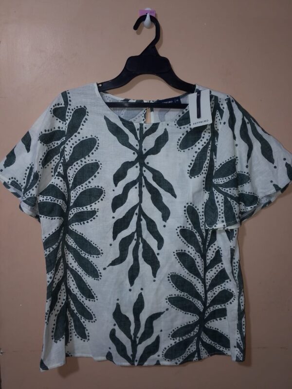 Blusa para mujer, cuello redondo, escote espalda con ojal y botón, manga corta acampanada, textura lisa, silueta amplia, diseño estampado botánico