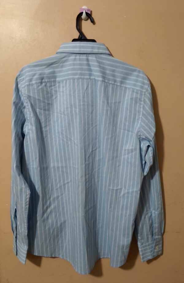 Camisa para hombre, cuello camisero, manga larga, con bolsillo parche, textura lisa, silueta regular, a rayas