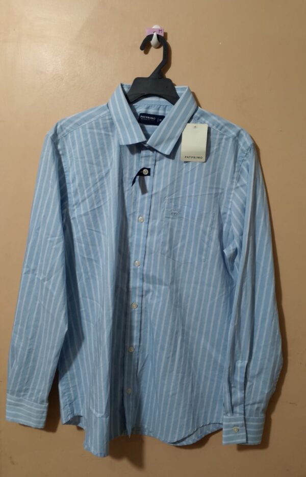 Camisa para hombre, cuello camisero, manga larga, con bolsillo parche, textura lisa, silueta regular, a rayas