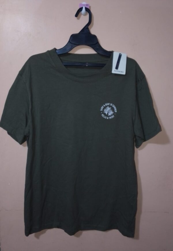 Camiseta para hombre, cuello redondo, manga corta, silueta regular, unicolor con bordado en pecho