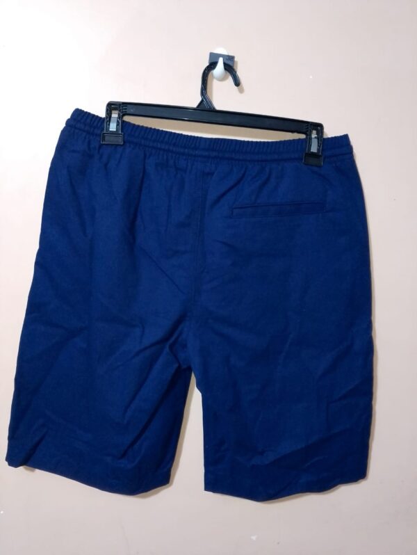 Bermuda para hombre, regular fit, tono oscuro, textura lisa, con pretina elástica y cordón, altura hasta la rodilla