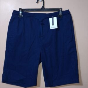 Bermuda para hombre, regular fit, tono oscuro, textura lisa, con pretina elástica y cordón, altura hasta la rodilla