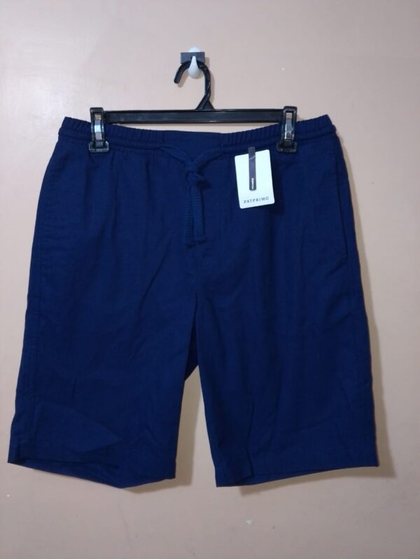 Bermuda para hombre, regular fit, tono oscuro, textura lisa, con pretina elástica y cordón, altura hasta la rodilla