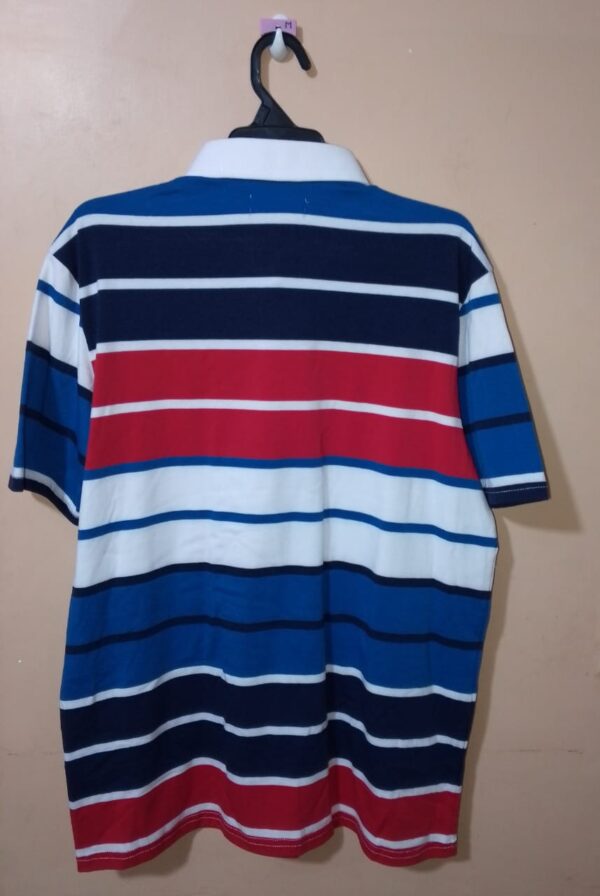 Polo para hombre, cuello maquina, manga corta, silueta regular, sin bolsillo, estructura con bloques de colores en tonos que se combinan