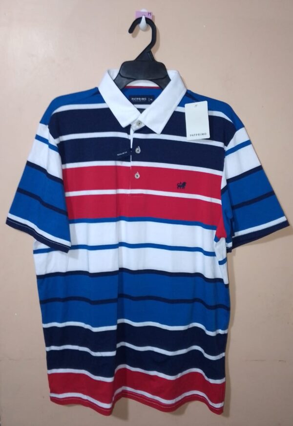 Polo para hombre, cuello maquina, manga corta, silueta regular, sin bolsillo, estructura con bloques de colores en tonos que se combinan