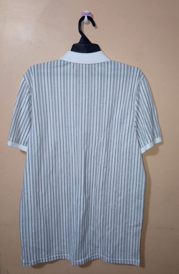 Polo para hombre, cuello tejido, manga corta, silueta regular, bolsillo de parche, rayas verticales en tonos que se combinan