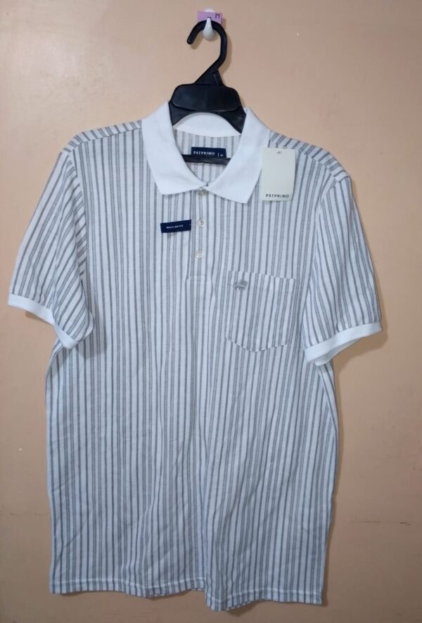 Polo para hombre, cuello tejido, manga corta, silueta regular, bolsillo de parche, rayas verticales en tonos que se combinan