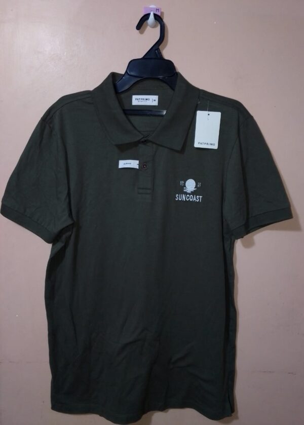 Polo para hombre, cuello tejido, manga corta, silueta slim, diseño unicolor, sin bolsillo, con bordado en pecho