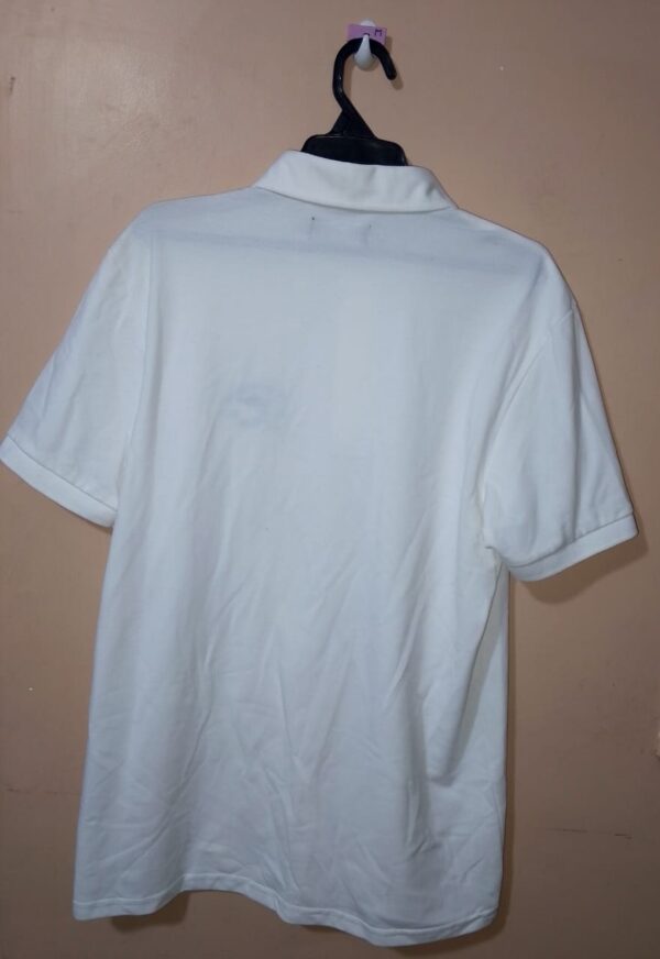 Polo para hombre, cuello máquina, manga corta, silueta slim, diseño unicolor, sin bolsillo, con bordado en pecho