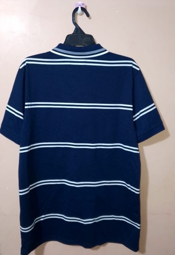 Polo para hombre, cuello tejido, manga corta, silueta regular, con bolsillo parche, estructura con bloques de colores en tonos que se combinan