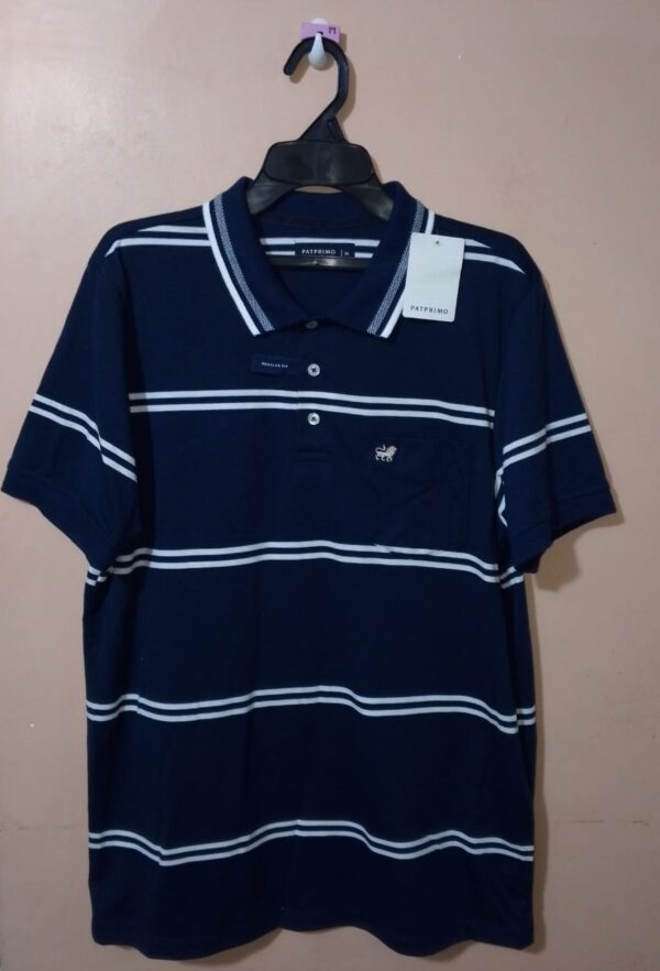 Polo para hombre, cuello tejido, manga corta, silueta regular, con bolsillo parche, estructura con bloques de colores en tonos que se combinan