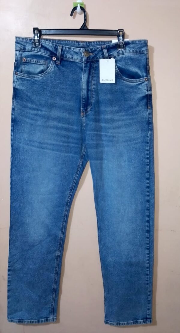Jeans para hombre, tono medio, desgastes de lavado, silueta regular, bota recta